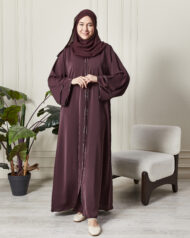 Leyali Dubai | Zarif Şerit Detaylı Mürdüm İpek Abaya